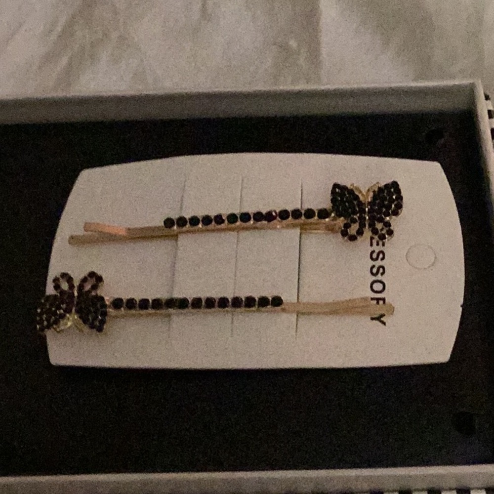 🖤NWT Vibrant Rhinestone Butterfly Hair Pins Make Perfect Gift 🖤